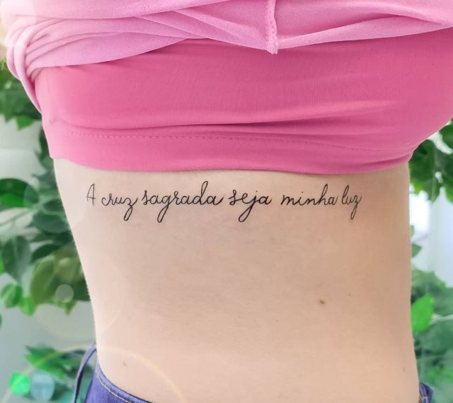 tattoo femenino de frase en las costillas 06