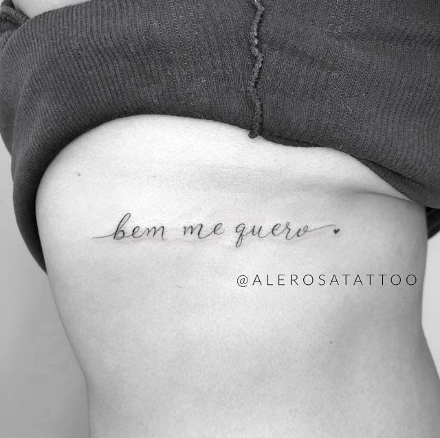 tattoo femenino de frase en las costillas 07