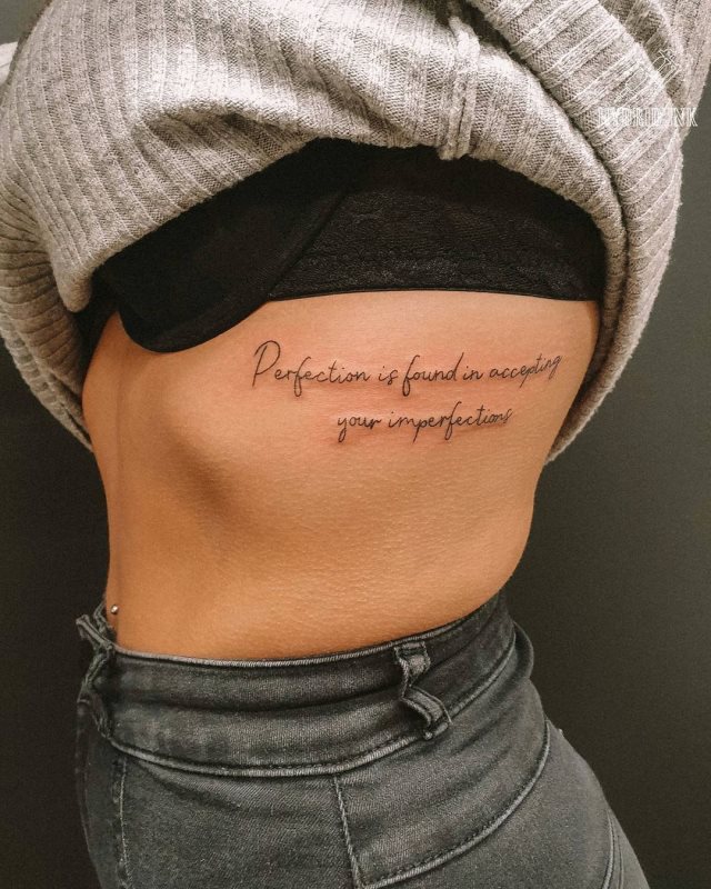 tattoo femenino de frase en las costillas 08