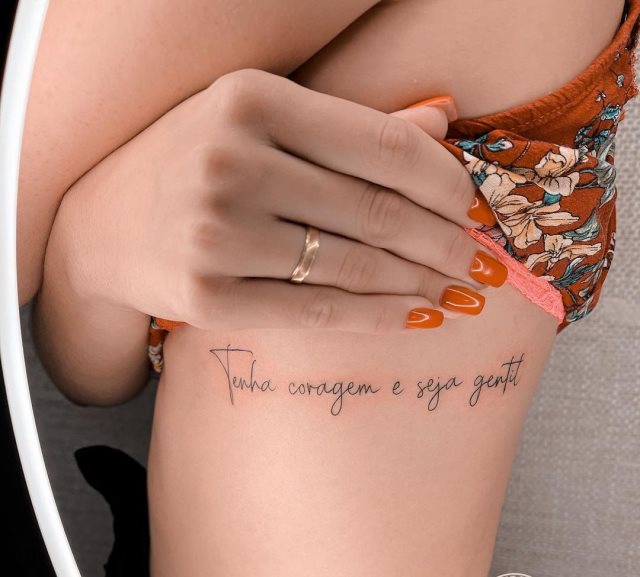 tattoo femenino de frase en las costillas 09