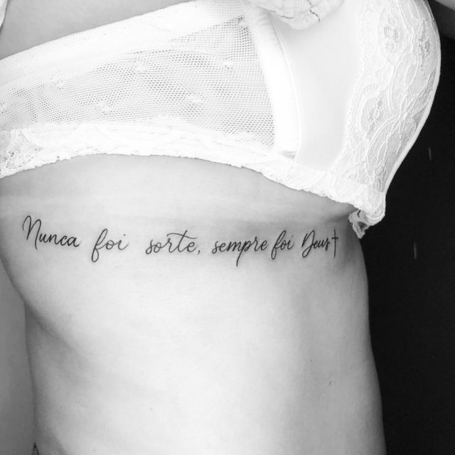 tattoo femenino de frase en las costillas 10