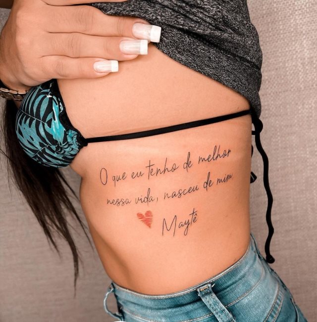 tattoo femenino de frase en las costillas 11