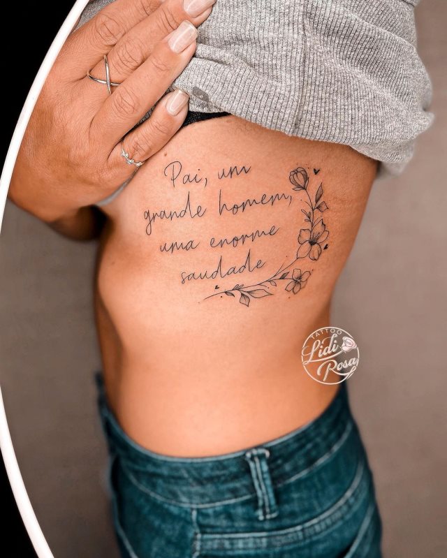 tattoo femenino de frase en las costillas 12