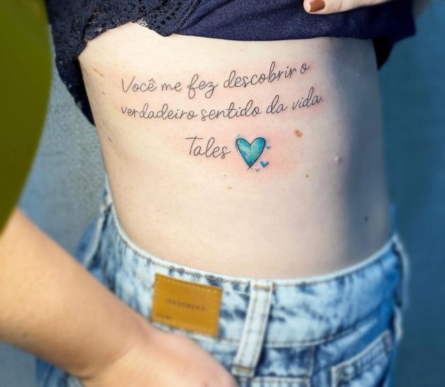 tattoo femenino de frase en las costillas 13