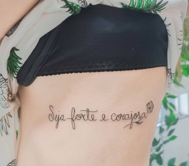 tattoo femenino de frase en las costillas 16