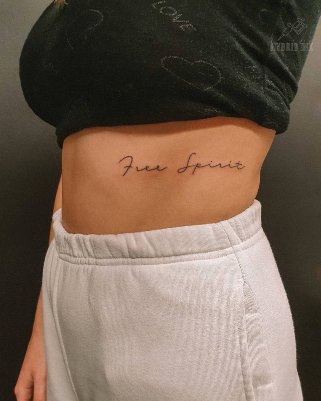 tattoo femenino de frase en las costillas 17