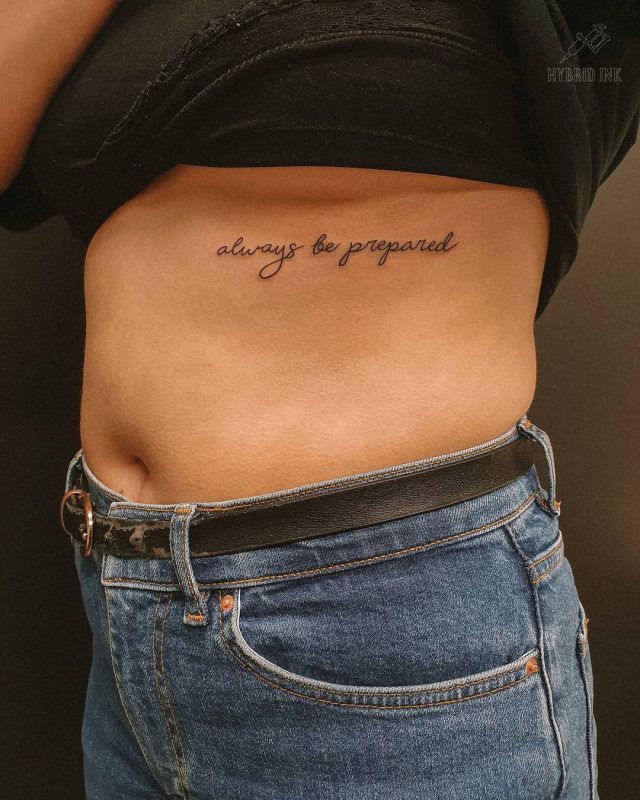 tattoo femenino de frase en las costillas 19