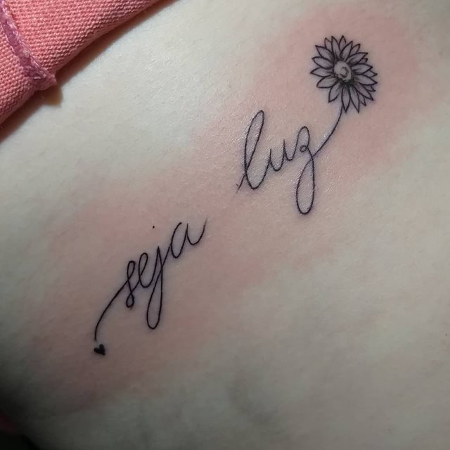 tattoo femenino de frase en las costillas 20