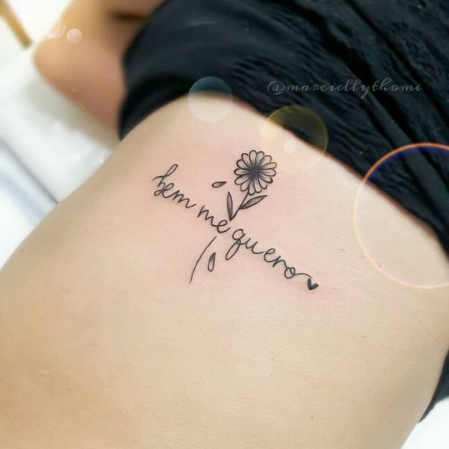 tattoo femenino de frase en las costillas 21