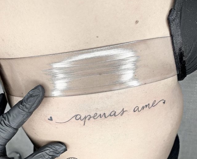 tattoo femenino de frase en las costillas 22