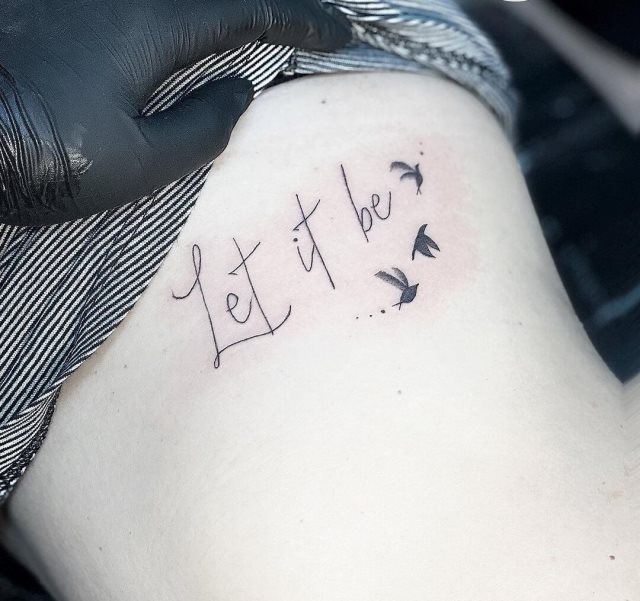 tattoo femenino de frase en las costillas 23