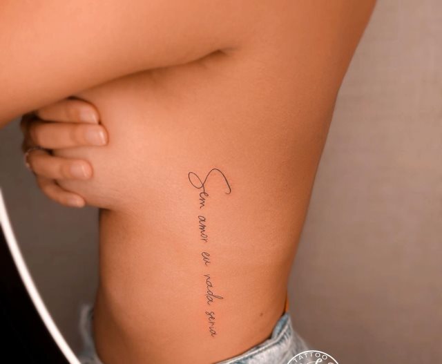 tattoo femenino de frase en las costillas 24
