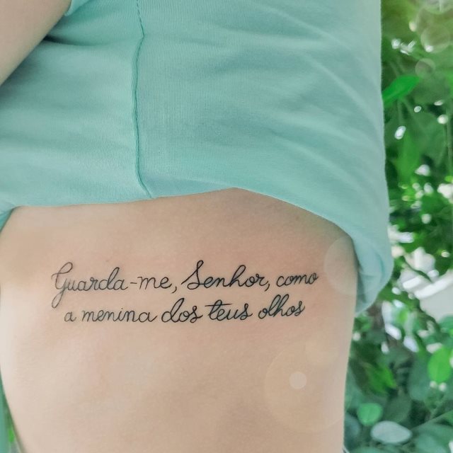 tattoo femenino de frase en las costillas 26