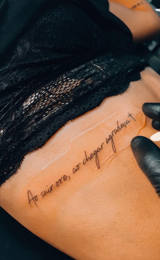 tattoo femenino de frase en las costillas 27
