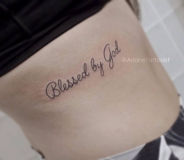 tattoo femenino de frase en las costillas 28