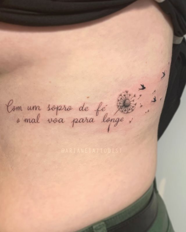 tattoo femenino de frase en las costillas 29