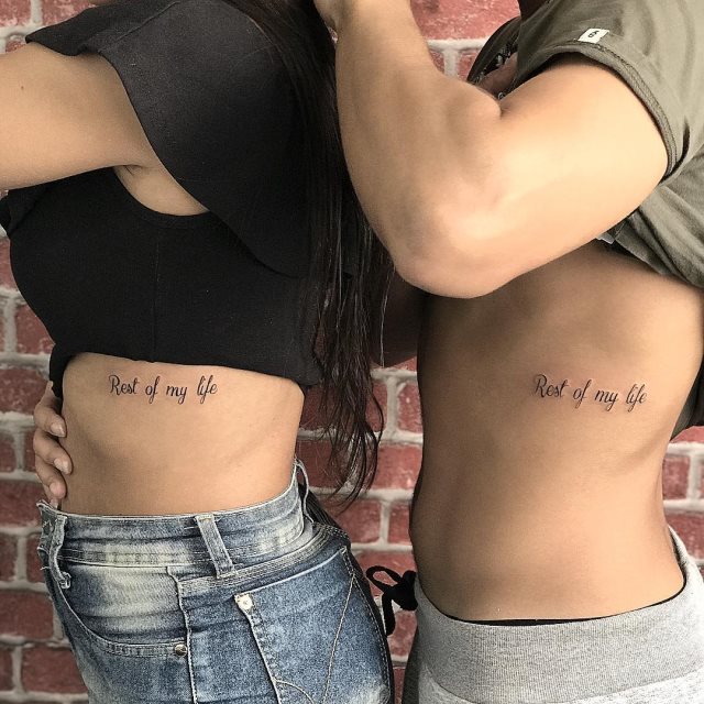 tattoo femenino de frase en las costillas 30