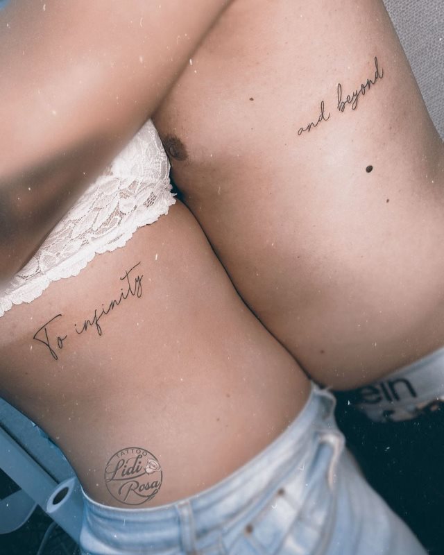 tattoo femenino de frase en las costillas 31