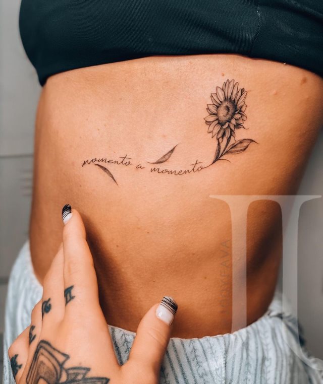 tattoo femenino de frase en las costillas 35