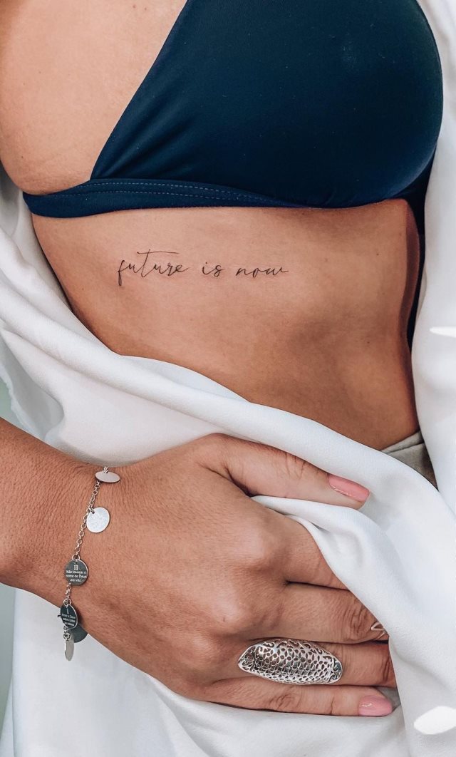 tattoo femenino de frase en las costillas 36