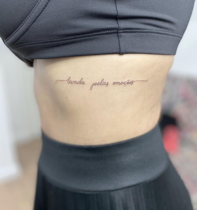 tattoo femenino de frase en las costillas 37