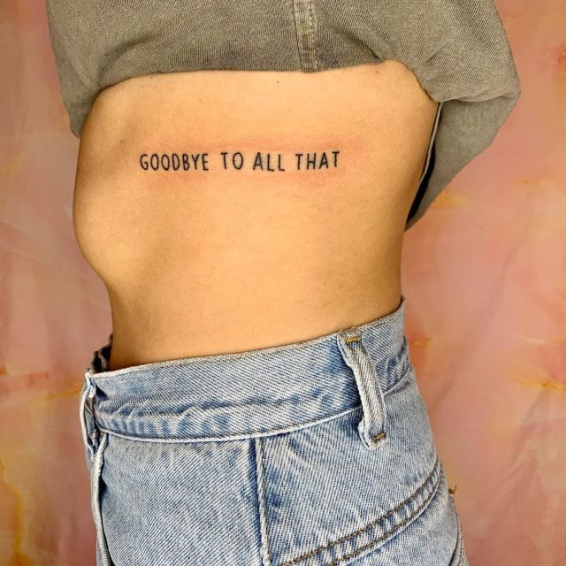 tattoo femenino de frase en las costillas 38