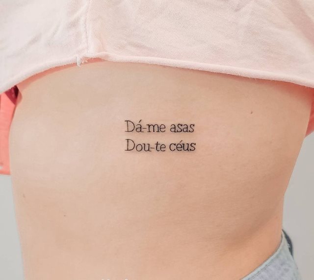 tattoo femenino de frase en las costillas 39