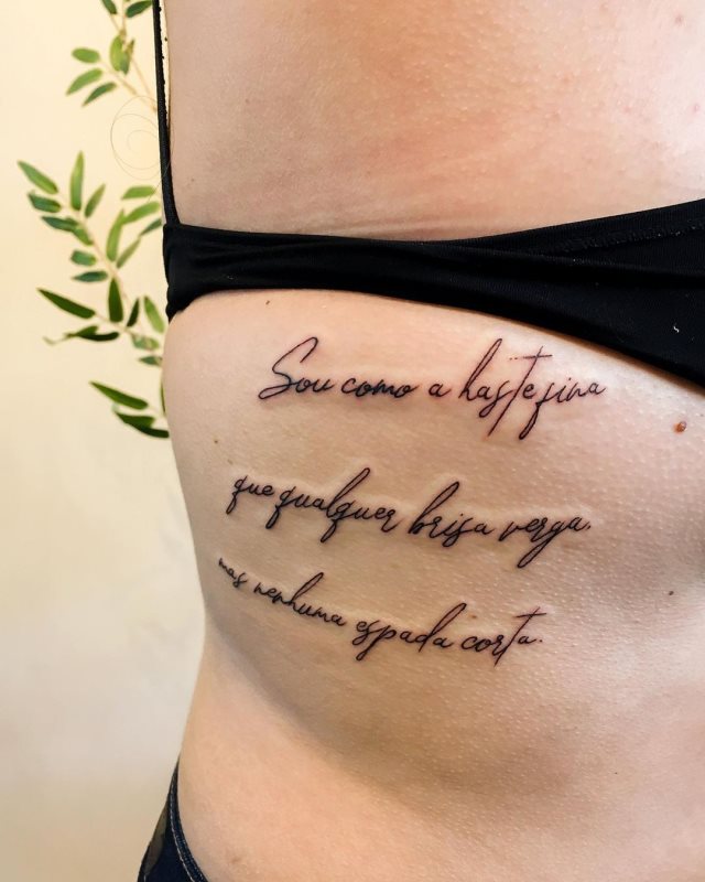 tattoo femenino de frase en las costillas 40
