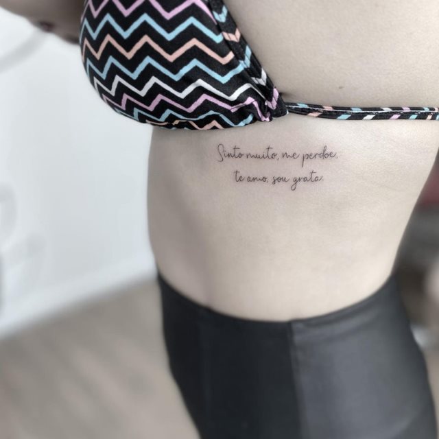 tattoo femenino de frase en las costillas 41