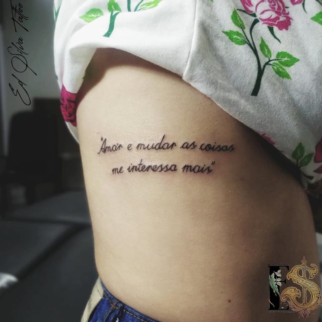 tattoo femenino de frase en las costillas 42