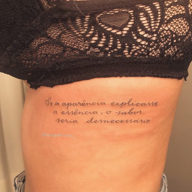 tattoo femenino de frase en las costillas 43