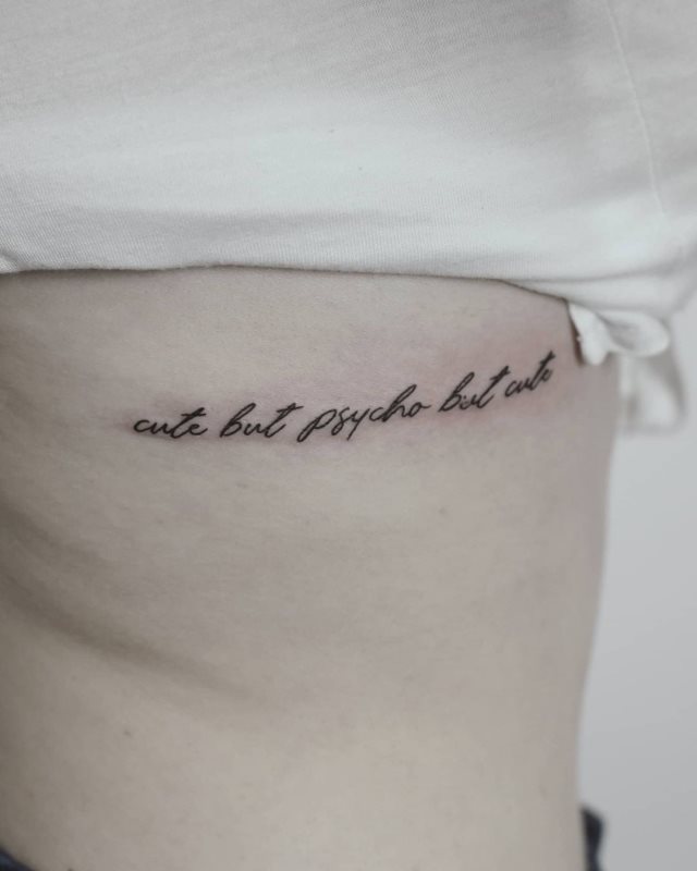 tattoo femenino de frase en las costillas 44