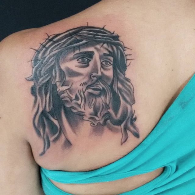 tattoo femenino de jesucristo 04