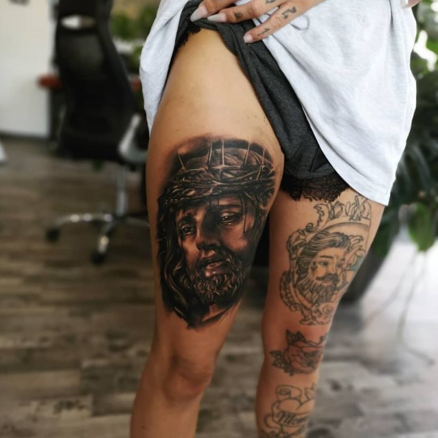 tattoo femenino de jesucristo 08