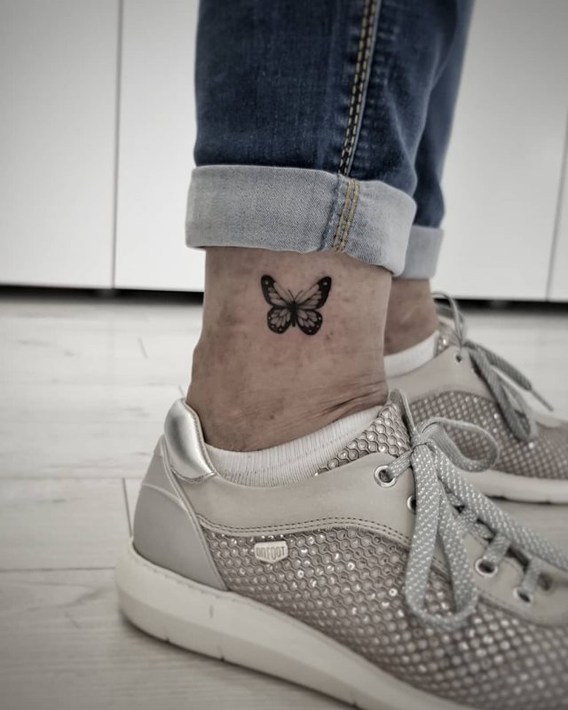 tattoo femenino de mariposa 157