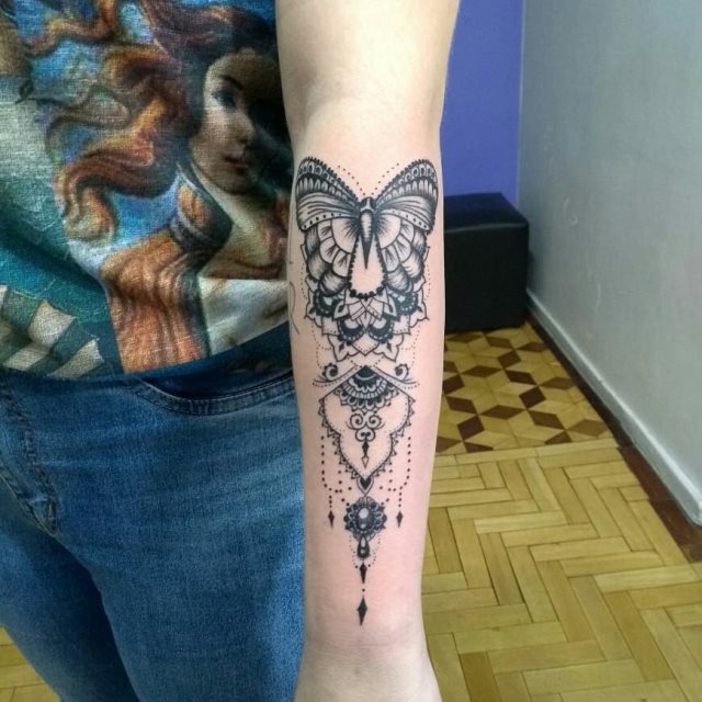 tattoo femenino de mariposa 193