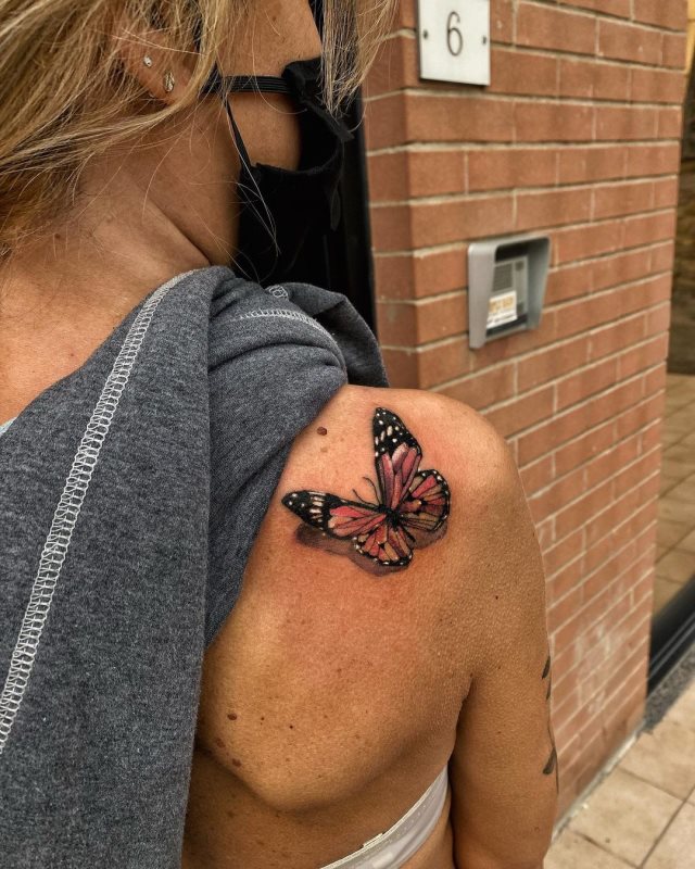 tattoo femenino de mariposa en 3d 08