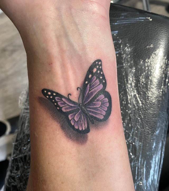 tattoo femenino de mariposa en 3d 10