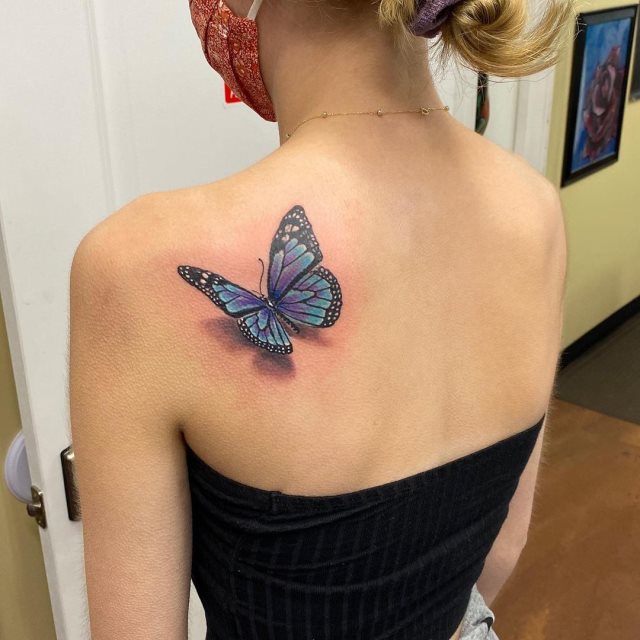 tattoo femenino de mariposa en 3d 12