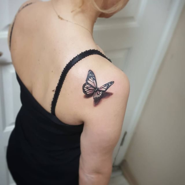 tattoo femenino de mariposa en 3d 14