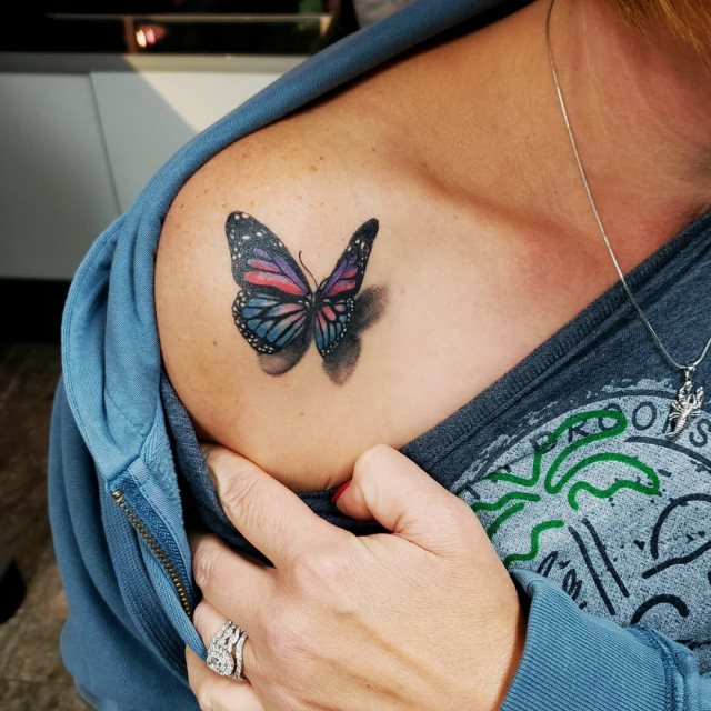 tattoo femenino de mariposa en 3d 22
