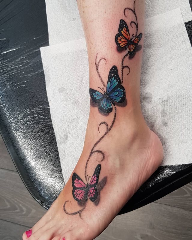 tattoo femenino de mariposa en 3d 23