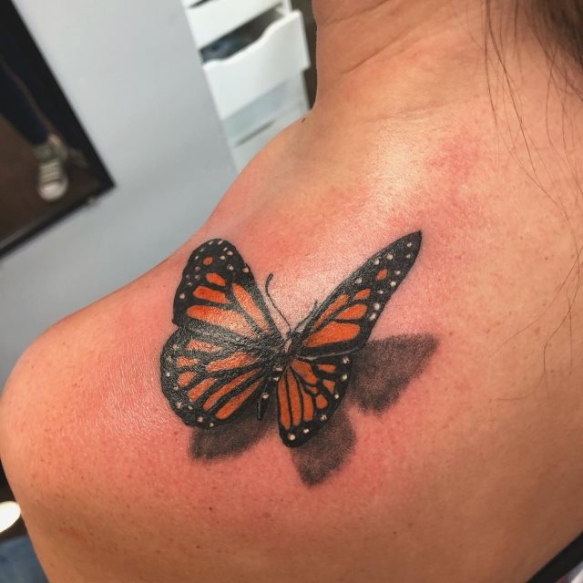 tattoo femenino de mariposa en 3d 24