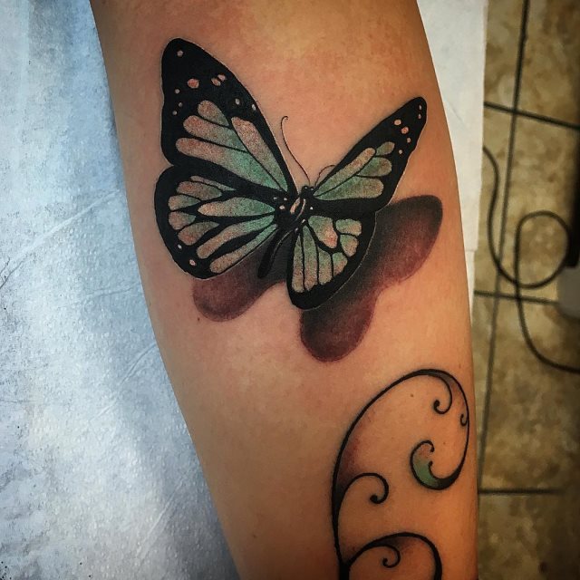 tattoo femenino de mariposa en 3d 33