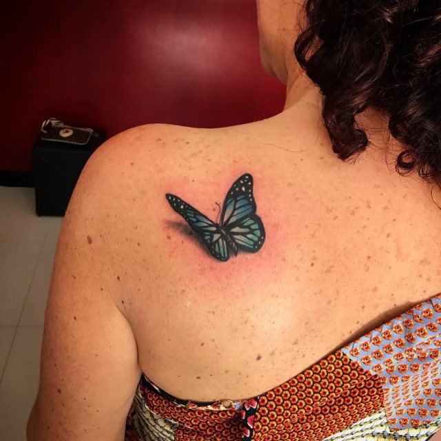 tattoo femenino de mariposa en 3d 35