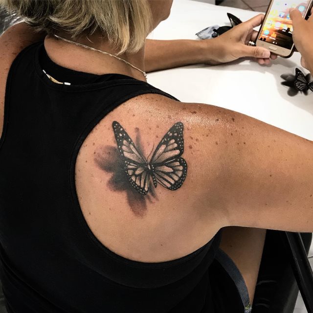 tattoo femenino de mariposa en 3d 36