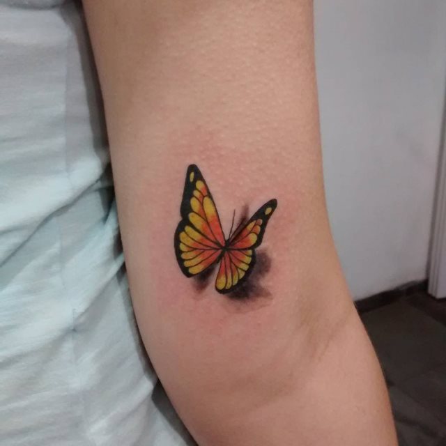 tattoo femenino de mariposa en 3d 37