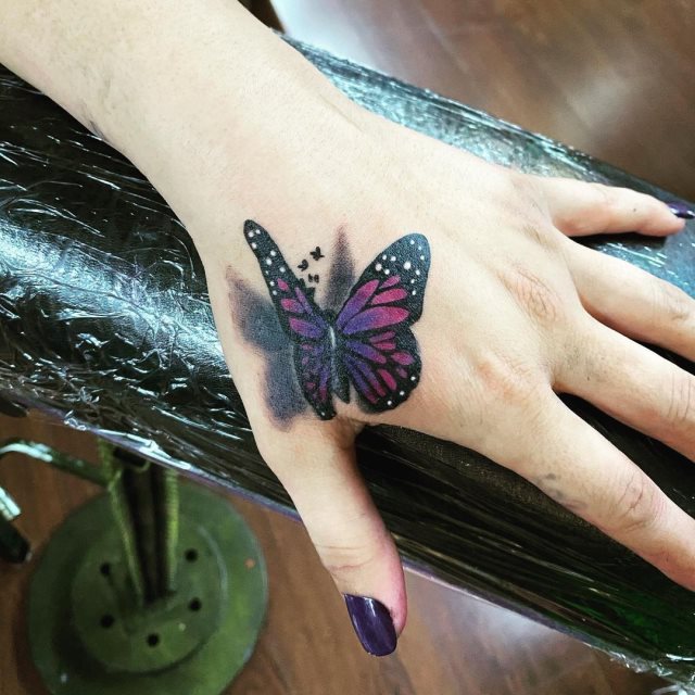 tattoo femenino de mariposa en 3d 42