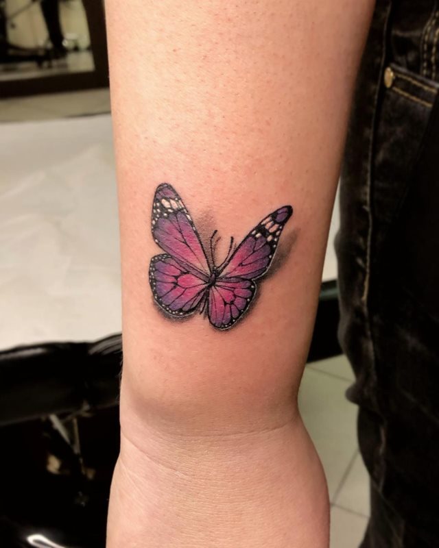 tattoo femenino de mariposa en 3d 44