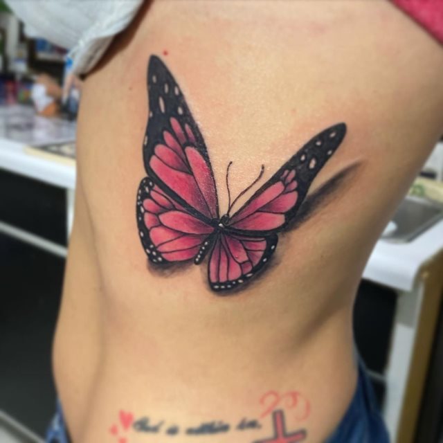 tattoo femenino de mariposa en 3d 51